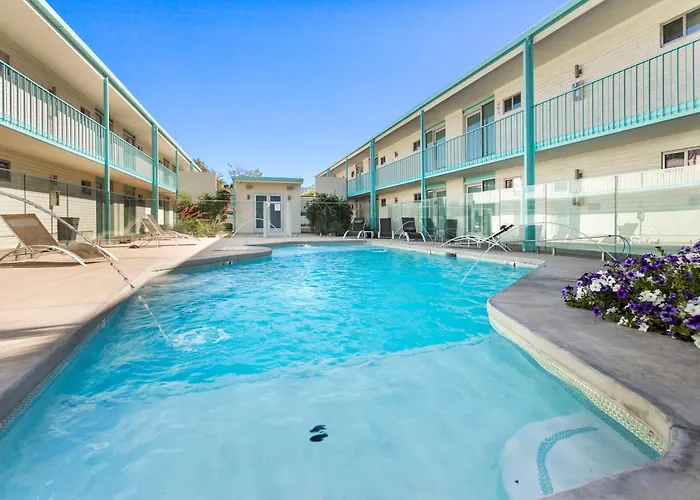 Modern Loft-style By Dtph Poolside Access & Parking Apartment *