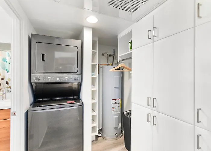 Modern Loft-style By Dtph Poolside Access & Parking Apartment *